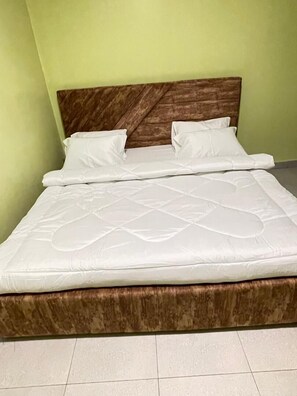 Escritorio, tabla de planchar con plancha y wifi gratis