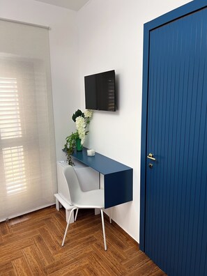 Habitación Confort doble, balcón, vistas parciales al mar | Espacio para trabajar con un portátil y tabla de planchar con plancha