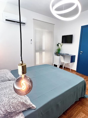 Habitación Confort doble, balcón, vistas parciales al mar | Espacio para trabajar con un portátil y tabla de planchar con plancha