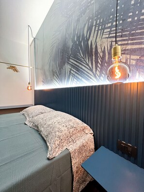 Chambre Confort double, balcon, vue partielle sur la mer | Couette en duvet, ameublement unique