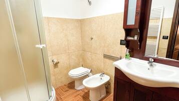 Estudio Deluxe, 1 cama Queen size y sofá cama | Baño | Regadera, secadora de cabello, toallas, jabón