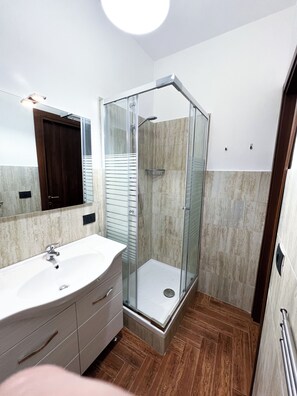 Comfort-Doppelzimmer, Balkon, eingeschränkter Meerblick | Badezimmer