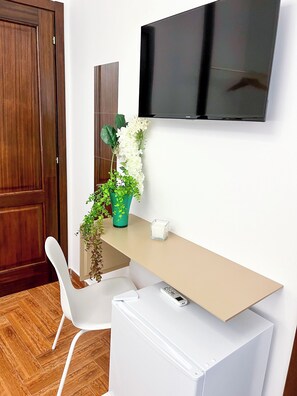 Habitación clásica doble, balcón | Espacio para trabajar con un portátil y tabla de planchar con plancha