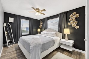 Tabla de planchar con plancha, wifi y ropa de cama