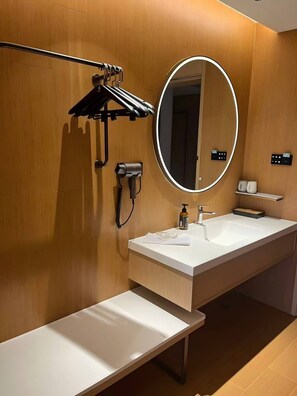 Luxury Single Room, City View | Bathroom | Shower, free toiletries, hair dryer, towels - XIANZE HOTEL (Guangzhou)