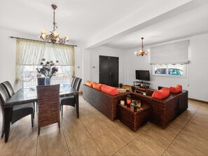 TV - Villa Ioli: 3BR Retreat ~ Mins to Beach ~ Pool (Protaras)