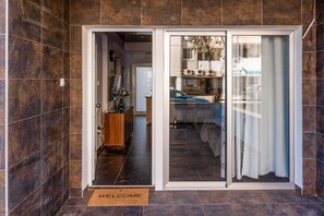 Interior - Mackenzie Suite – 3-Min Walk to Mackenzie Beach (Larnaca)