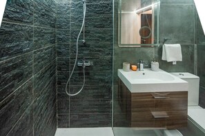 Shower, hair dryer, towels, shampoo - Mackenzie Suite – 3-Min Walk to Mackenzie Beach (Larnaca)
