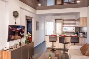 TV - Mackenzie Suite – 3-Min Walk to Mackenzie Beach (Larnaca)