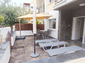 Outdoor dining - Mackenzie Suite – 3-Min Walk to Mackenzie Beach (Larnaca)