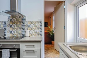 Private kitchen - Jimmy Suite | Central 2BR • Sleeps 6 • WI-FI (Vale of Glamorgan)