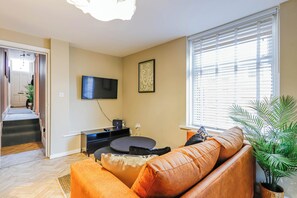 Living area - Jimmy Suite | Central 2BR • Sleeps 6 • WI-FI (Vale of Glamorgan)