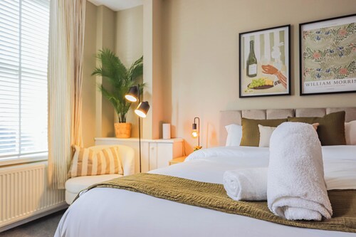 Jimmy Suite | Central 2BR • Sleeps 6 • WI-FI