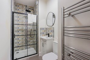 Hair dryer, towels - Jimmy Suite | Central 2BR • Sleeps 6 • WI-FI (Vale of Glamorgan)