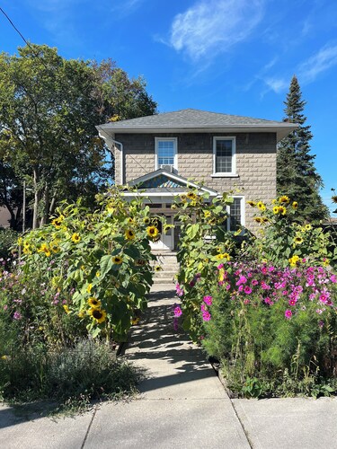 Beautiful house with room for families/groups, near nature parks and PEC!