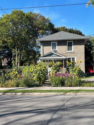 Beautiful house with room for families/groups, near nature parks and PEC!