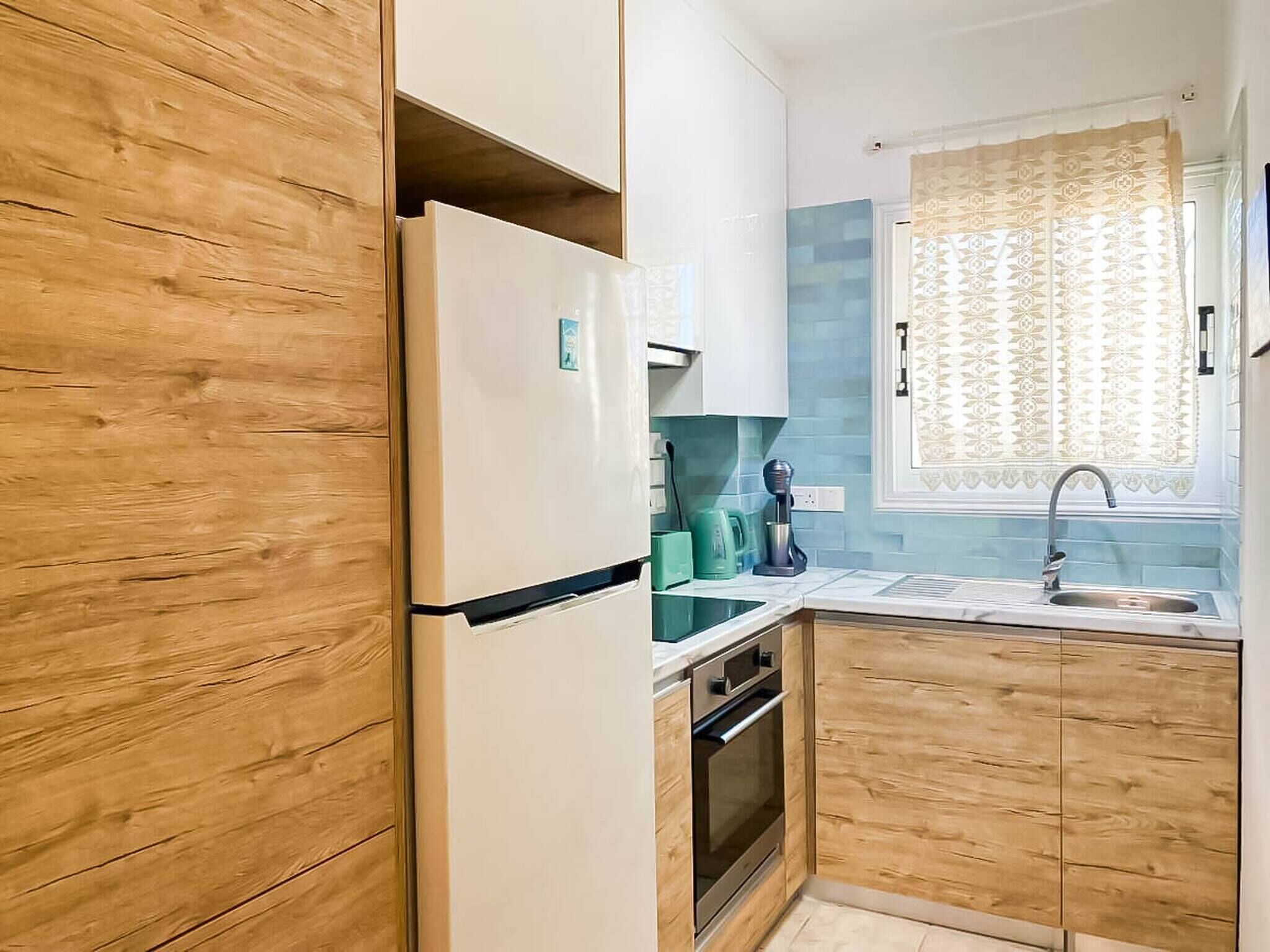 Køleskab, mikrobølgeovn, ovn, kaffe-/temaskine