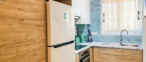 Køleskab, mikrobølgeovn, ovn, kaffe-/temaskine