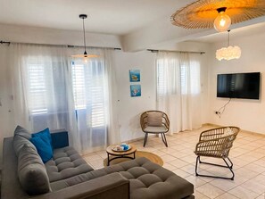 TV - Bluebell Villa – 5 min to Beaches & Dining! (Protaras)