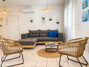 TV - Bluebell Villa – 5 min to Beaches & Dining! (Protaras)