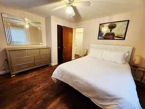 Iron/ironing board, Internet, bed sheets