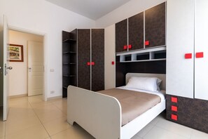 4 bedrooms, iron/ironing board