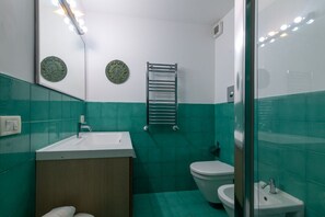 Shower, bidet, towels