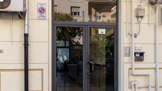 A building entrance with a glass door, a 'Civico 50' sign, and a 'passo carrabile' sign. - GuestHost - Large 160 sqm apartment, ideal for groups or families up to 6, located on the first floor of a building with an elevator (NOT for guests with disabilities).The property is located in a quiet area, yet fully served by all main amenities and we (Palermo)