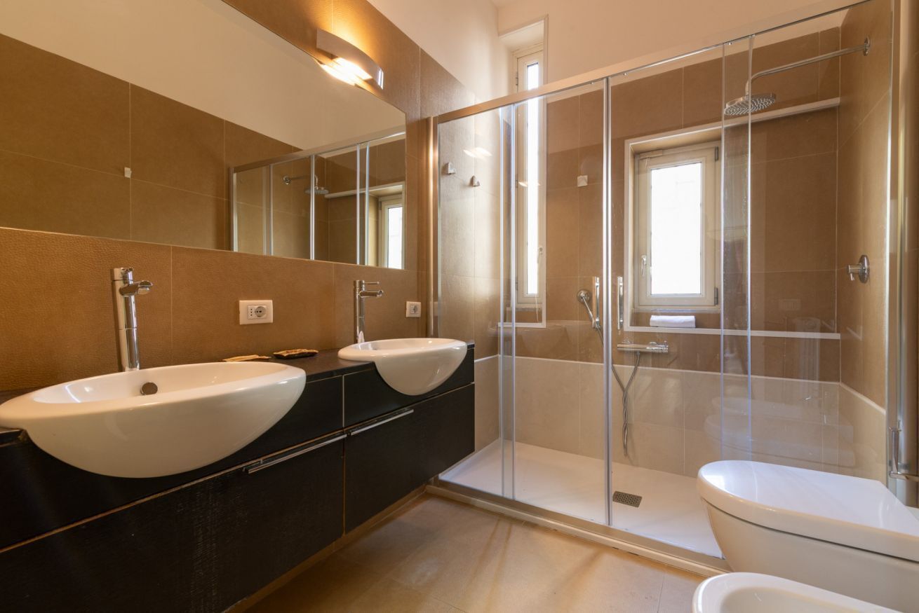 Douche, bidet, serviettes fournies
