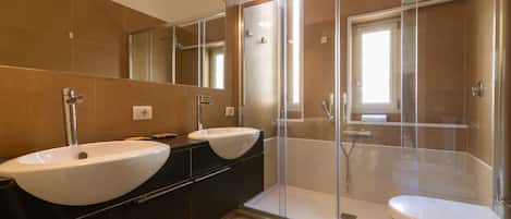 Shower, bidet, towels