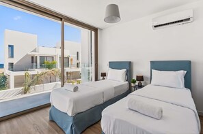 3 bedrooms, iron/ironing board, travel cot, free WiFi - Azure Sama Villa – Jacuzzi / Heated Pool (Protaras)