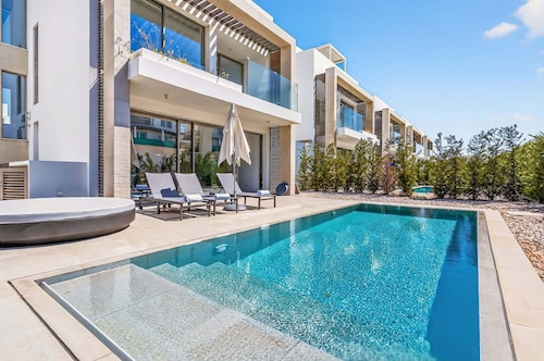 Azure Sama Villa – Jacuzzi / Heated Pool