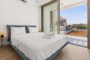 3 habitaciones, tabla de planchar con plancha y cuna de viaje 