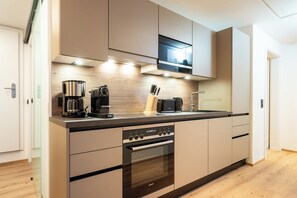 Lemari es, microwave, oven, dan kompor