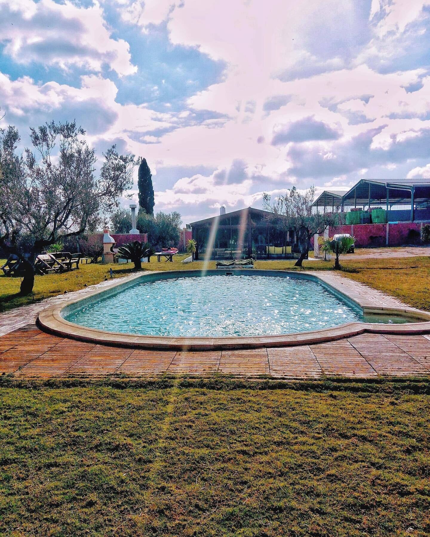 Una piscina al aire libre de temporada