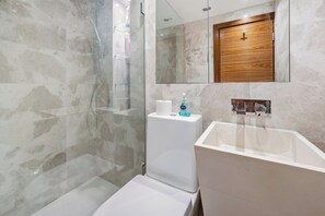 Dusche, Haartrockner, Handtücher, Seife
