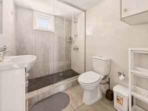 Shower, hair dryer, towels, shampoo - Bella Central Apartment, 2 Min from Nissi Avenue (Ayia Napa)
