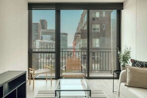 TV, offices - Chic 1-Bedroom with Balcony in New Polanco (Ciudad de México)