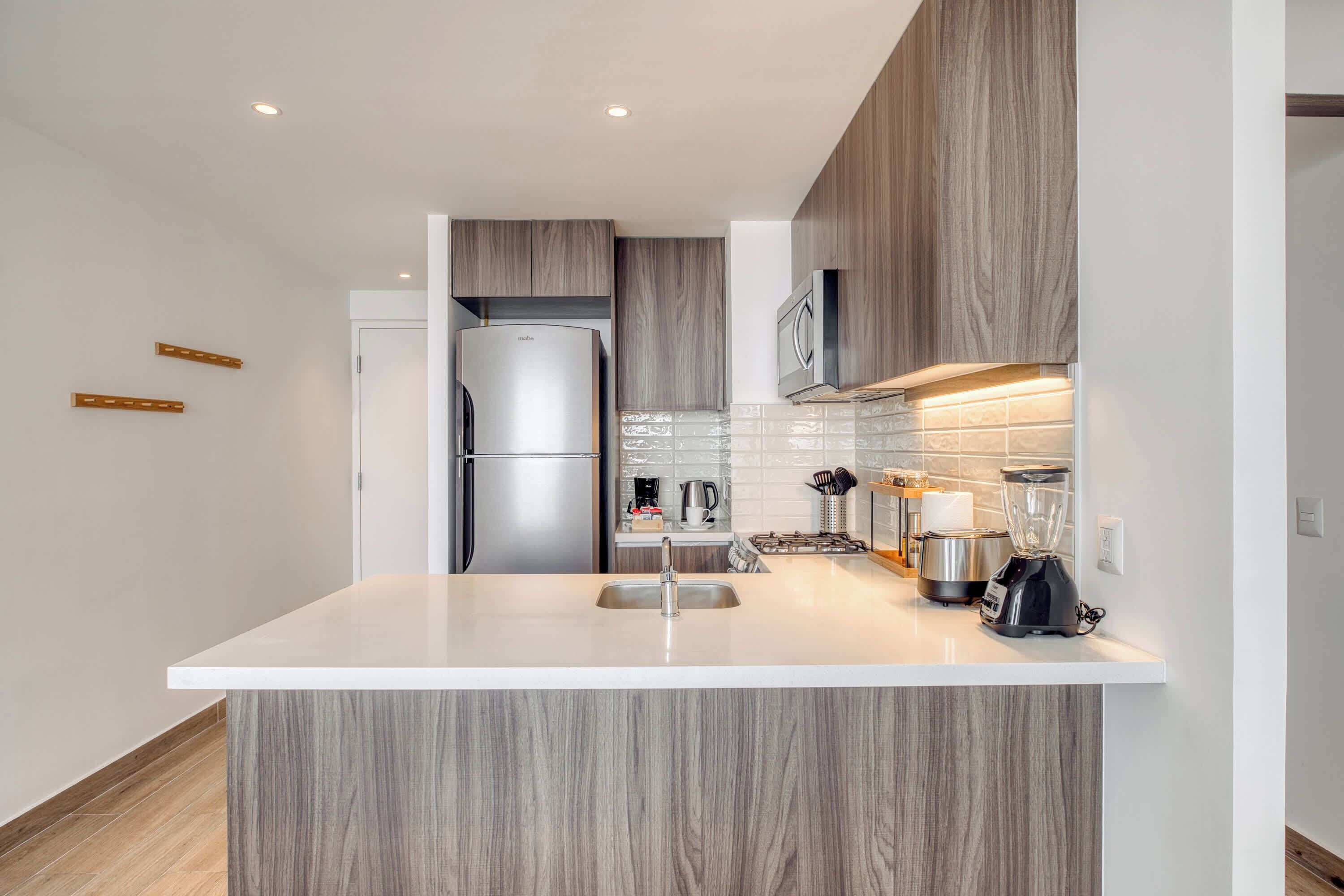 Réfrigérateur, micro-ondes, four, plaque de cuisson