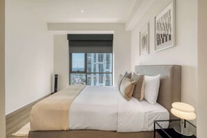 2 slaapkamers, een bureau, een strijkplank/strijkijzer, reisbedje