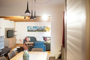 Departamento superior, vista a la montaña | Área de sala de estar | Televisión de pantalla plana