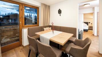 Comfort-Apartment | Essbereich im Zimmer