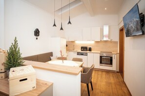 Classic Apartment | In-room dining