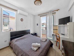 3 bedrooms, iron/ironing board, travel cot, free WiFi - Villa Rena: Sleeps 8 ~ Mins to Beach ~ Private Pool (Protaras)