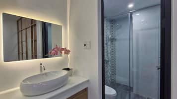 Deluxe Apartment, 2 Bedrooms, Balcony | Bathroom | Free toiletries, hair dryer, slippers, towels