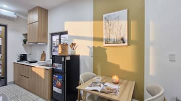 Deluxe Apartment, 2 Bedrooms, Balcony | Private kitchen