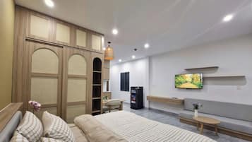 Schreibtisch, Verdunkelungsvorhänge, schallisolierte Zimmer