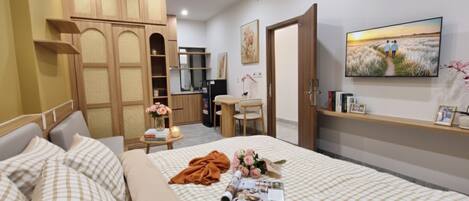 Escritorio, cortinas blackout, sistema de insonorización y wifi gratis