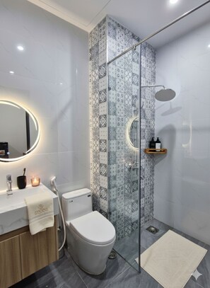 免費梳洗用品、風筒、拖鞋、提供毛巾