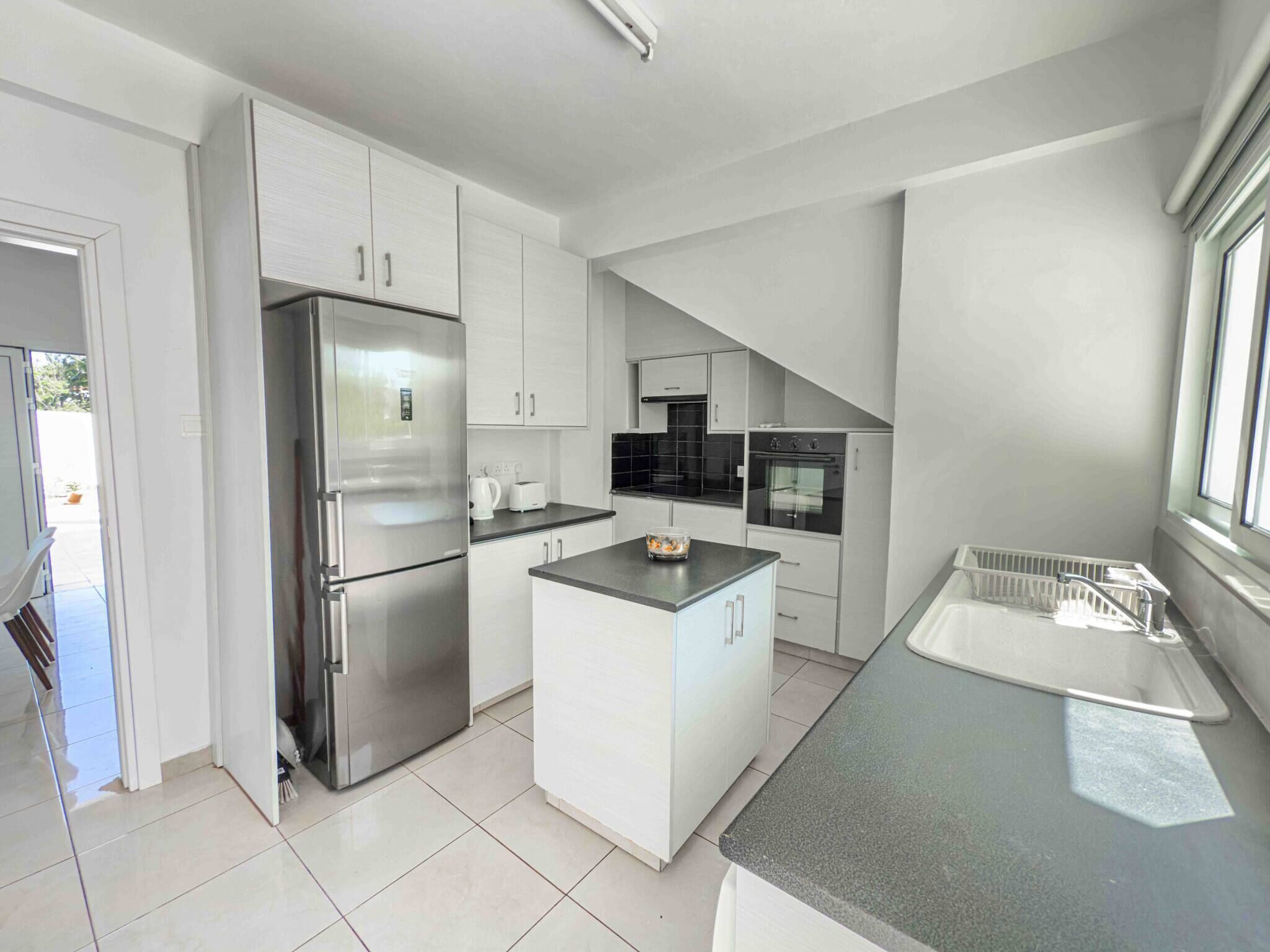 Réfrigérateur, micro-ondes, four, cafetière/bouilloire